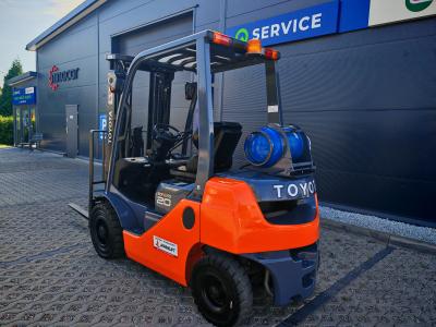 JAPANLIFT LUBOŃ WÓZEK WIDŁOWY TOYOTA 8FGF20 NA SPRZEDAŻ