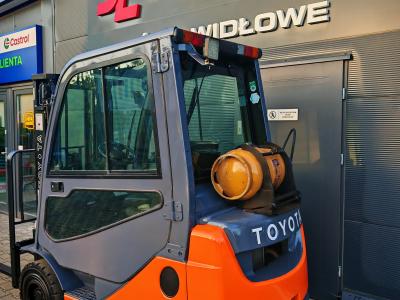 JAPANLIFT LUBOŃ WÓZEK WIDŁOWY TOYOTA 8FGF15 NA SPRZEDAŻ